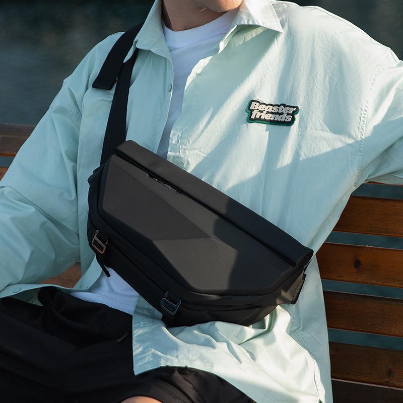 Diamond Facets: Büyük Kapasiteli Suya Dayanıklı Çizilmez Sert Kasa Çapraz Çanta