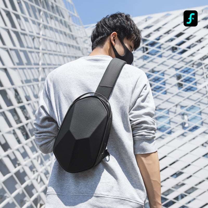 Rhombus: Benzersiz Taş Duvar İlhamlı Suya Dayanıklı Omuz Çantası