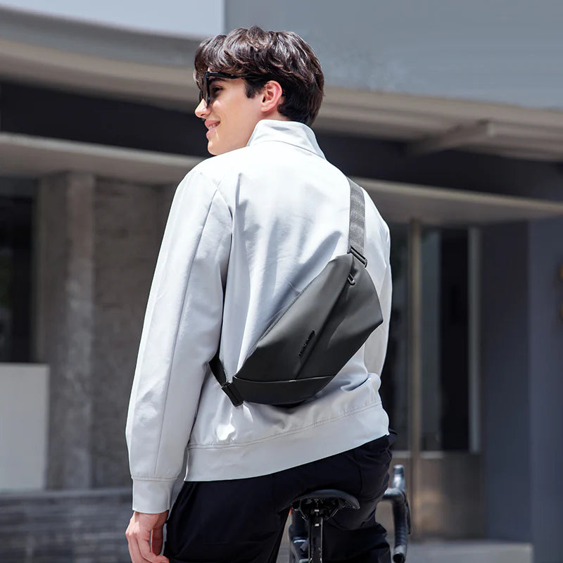 RapidPack Lite: Üç Bölmeli Suya Dayanıklı Çapraz Çanta Günlük Kullanım İçin