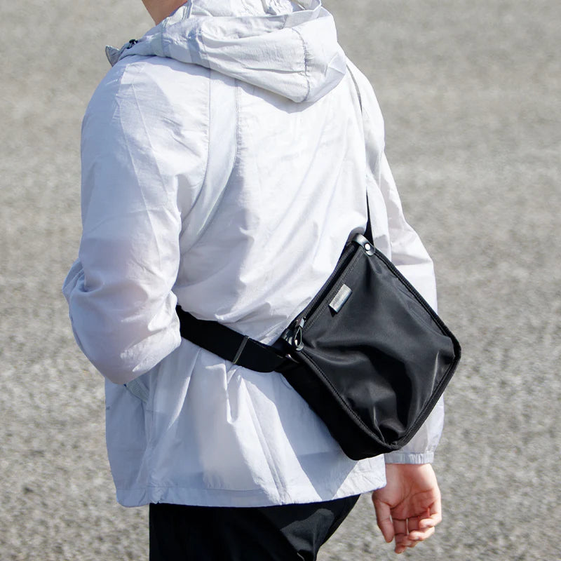 Urban Defender: Hafif Seyahat Suya Dayanıklı Çapraz Çanta