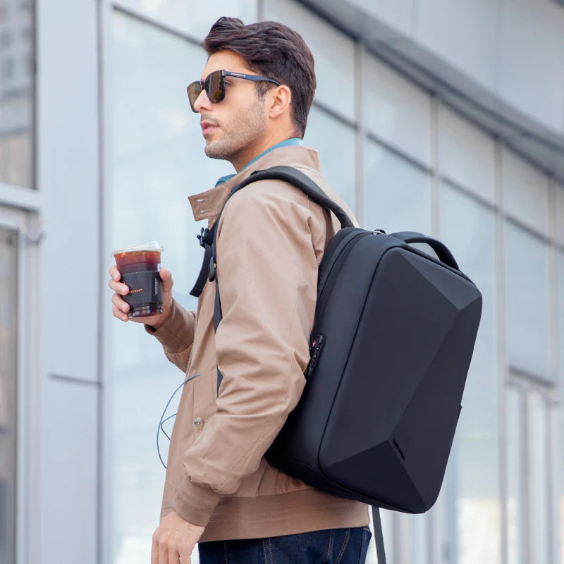 Protector II: Genişletilebilir Su Geçirmez Çok Fonksiyonlu Laptop Sırt Çantası