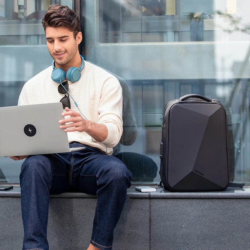 Protector II: Genişletilebilir Su Geçirmez Çok Fonksiyonlu Laptop Sırt Çantası