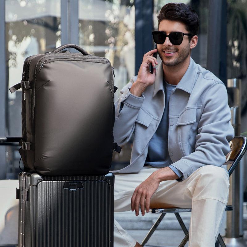 Explorer: Büyük Kapasiteli Çok Katmanlı Çok Fonksiyonlu Sırt Çantası