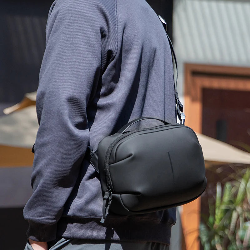 AquaLite: Modern Günlük Kullanım İçin Su Geçirmez Sling Çanta