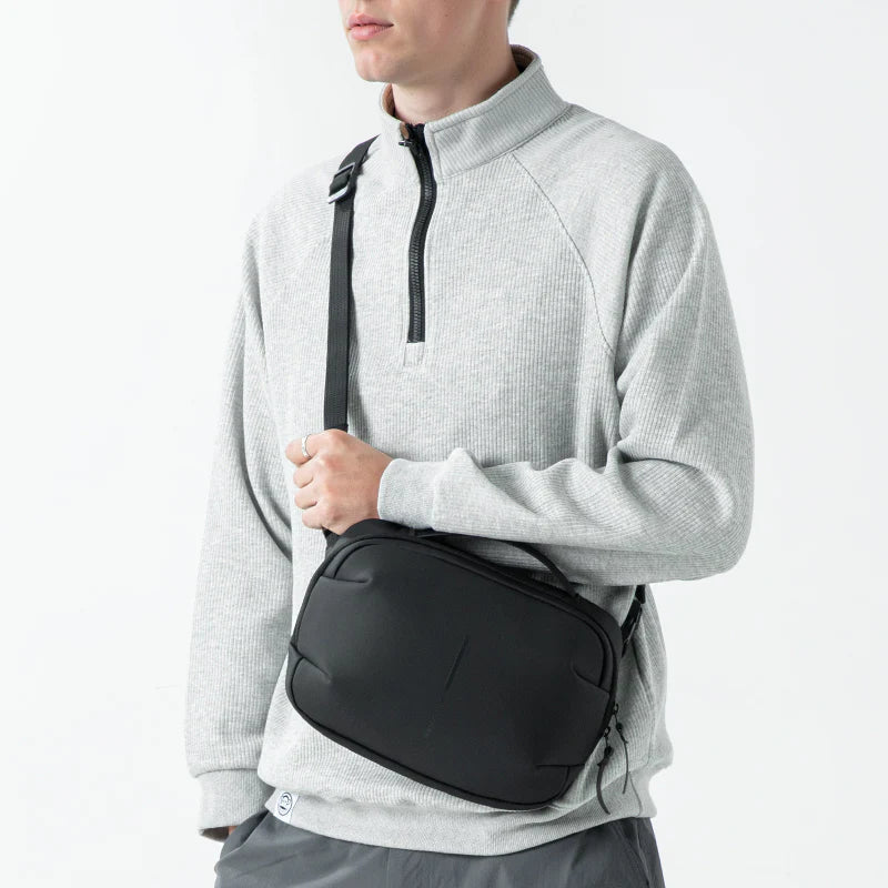 AquaLite: Modern Günlük Kullanım İçin Su Geçirmez Sling Çanta